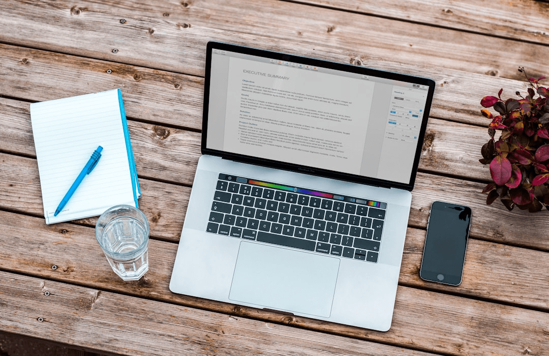 Ordinateur, smartphone et carnet de notes