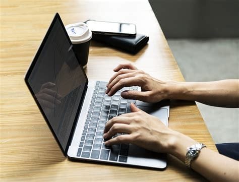 Personne qui utilise un ordinateur